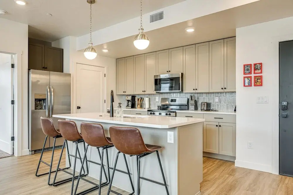 25 Mi to Zion: Rock 'n' Roll Condo w/ Mtn View!