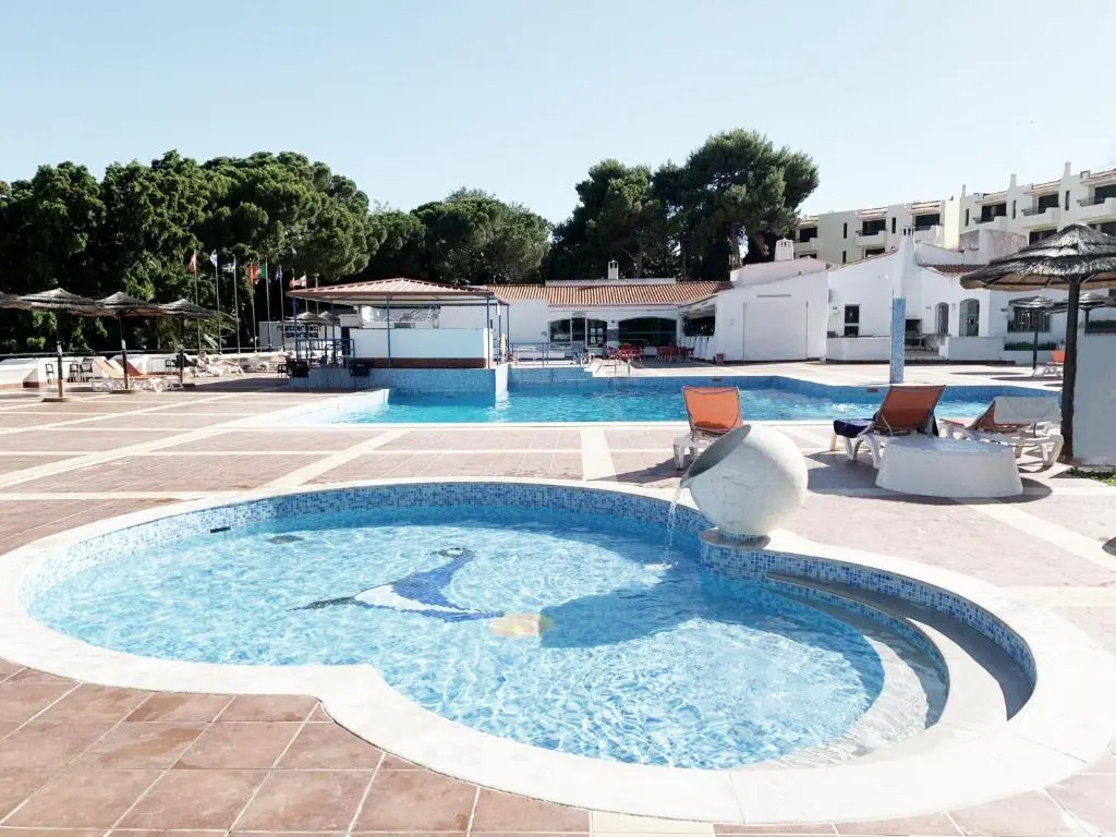 Seaview Studio - 10 Min. Beach, Private Condo, Pool, Grill & Free Parking