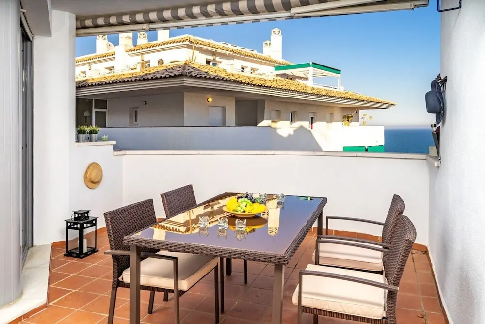 2BR  Apartment with Sea View, Gym and Pool Ref 129