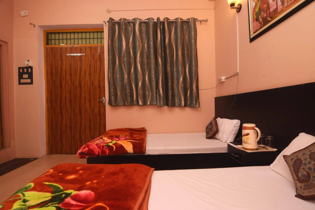DS Residency-Near Varanasi Jn Railway station N Temples-Parking-Free Wi-Fi