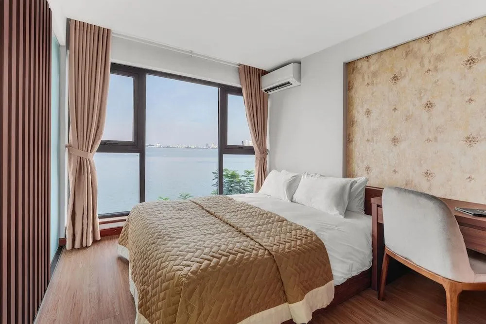 22Land Moon West Lake