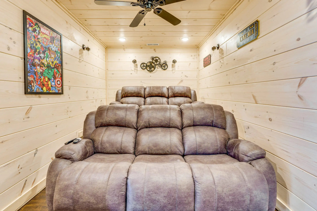 Misty Mountain Stop: Mountain Views, Hot Tub, Game Room, Theater Room