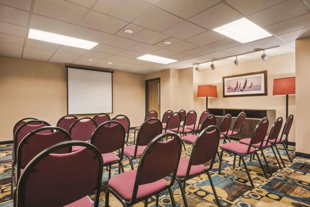 Country Inn & Suites by Radisson, Mt Pleasant-Racine West, WI