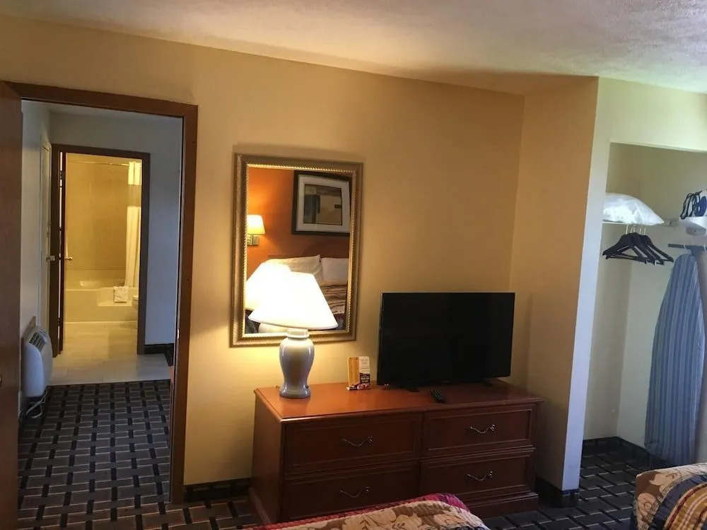 Great Lakes Inn & Suites