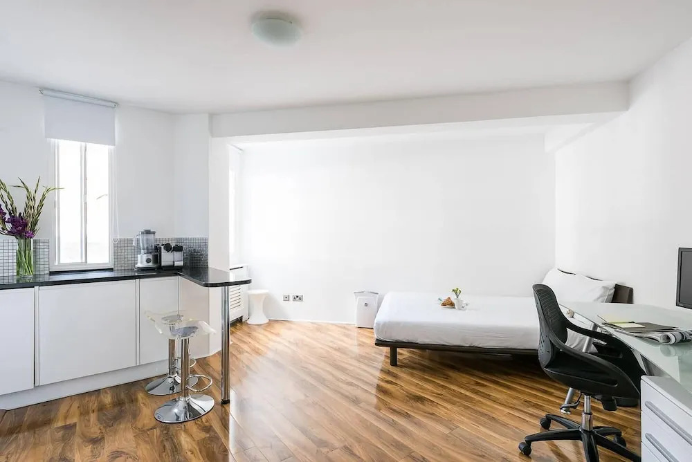 Cosy, Modern Chelsea Studio