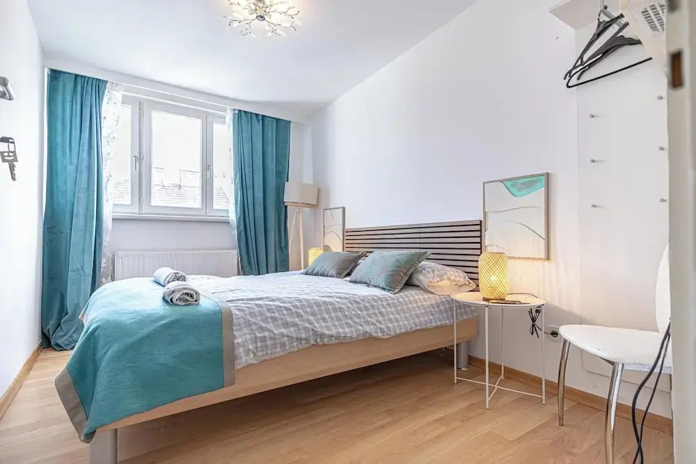Stylish Private Rooms in 3BR Apartment with Balcony, City Center