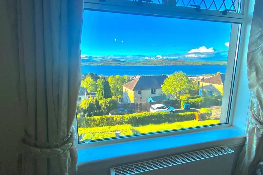 Beautiful Sea View 2 Bed Home