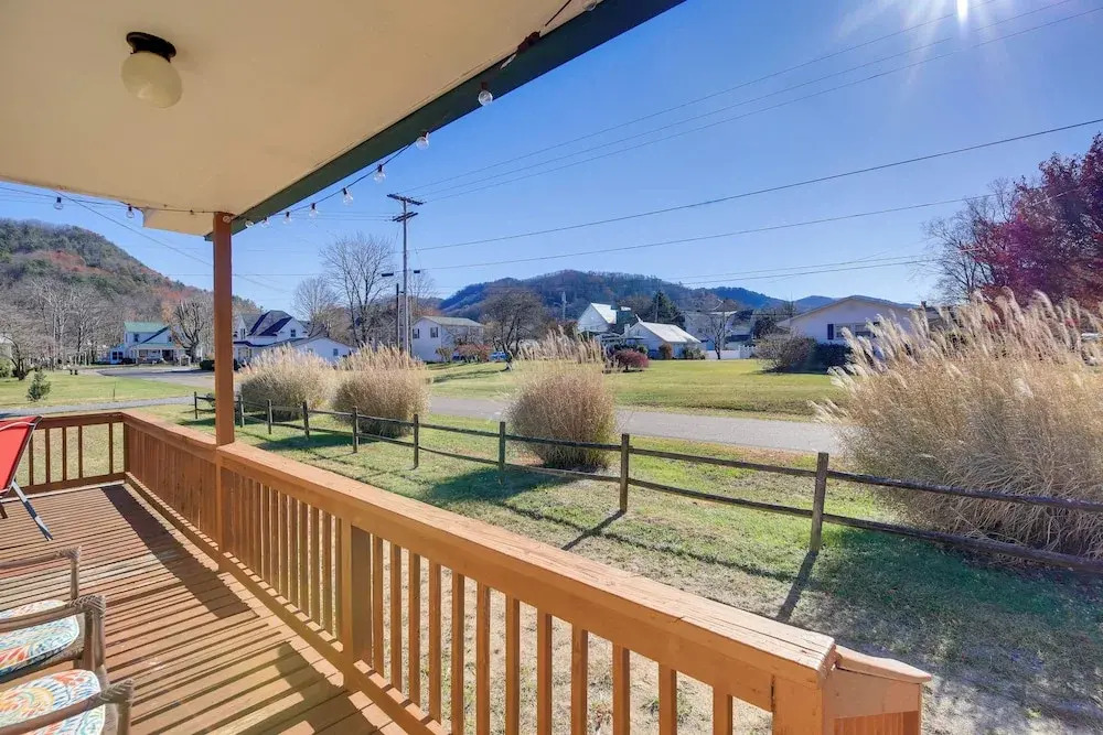 < 1/2 Mi to Damascus Town Park: Cozy Cabin w/ Deck