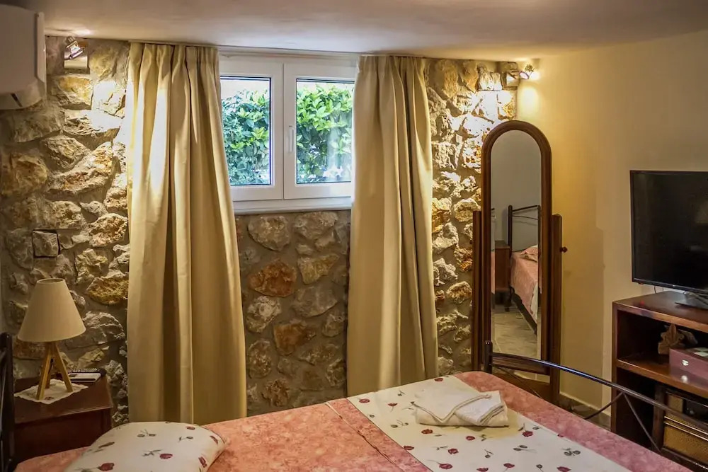 Spacious home with garden in Marathonas