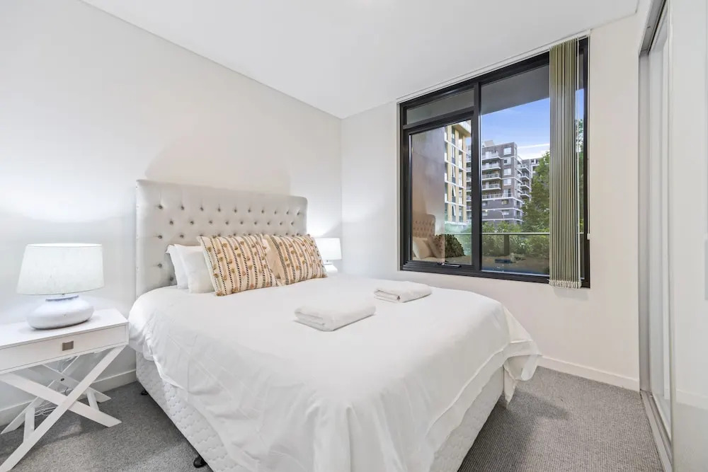 HomeHotel-Stylish Apt next to Train & Westfield