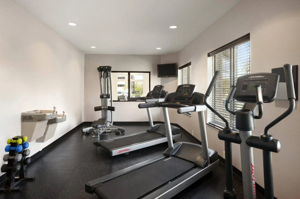 Country Inn & Suites by Radisson, Indianola, IA