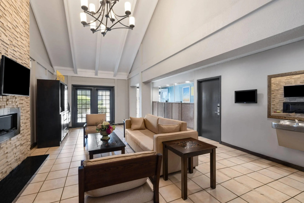 Days Inn by Wyndham College Park Airport Best Road