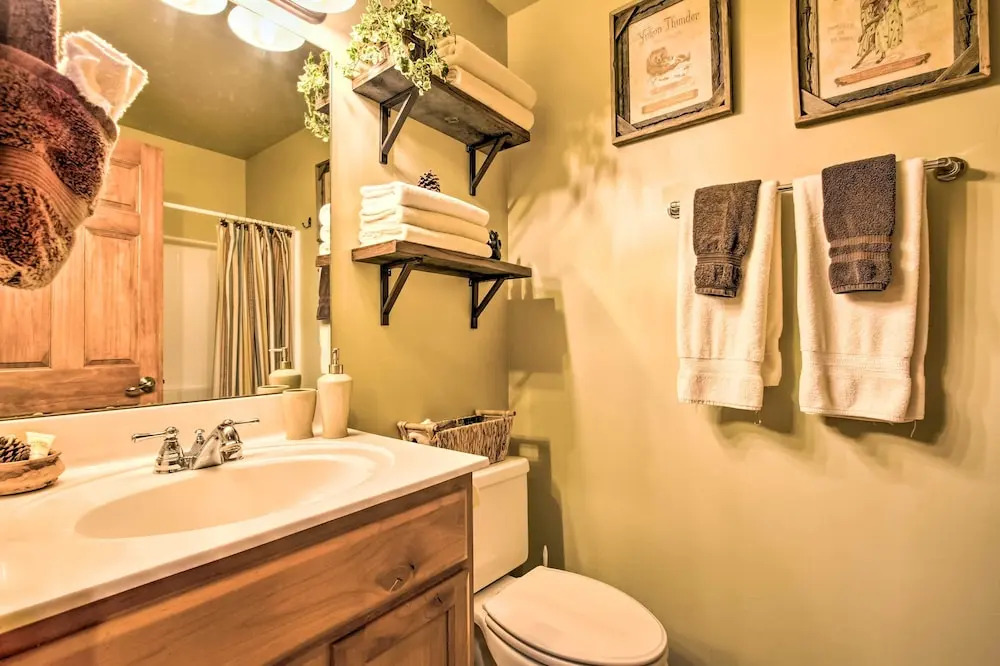 3 Mi to Fool Hollow Lake: Romantic Show Low Cabin