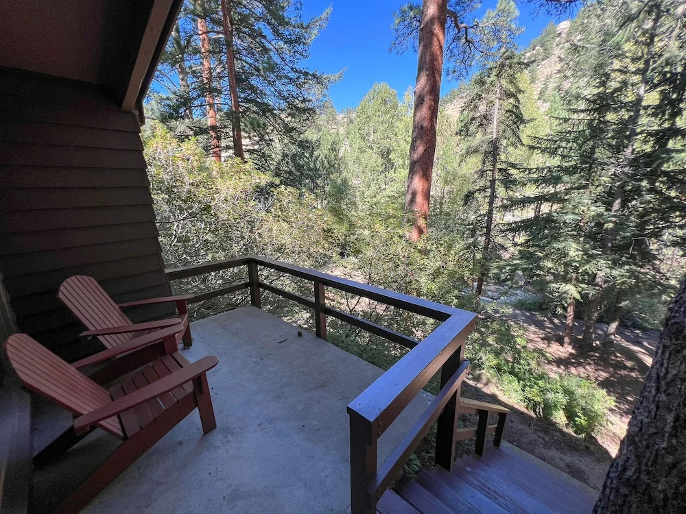 Castle Mountain Lodge