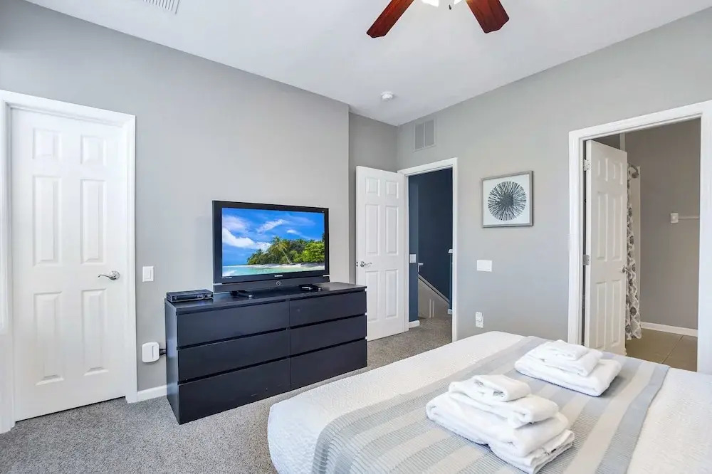 Pleasant and Spacious Town Home Near the Convention Center #3vc107