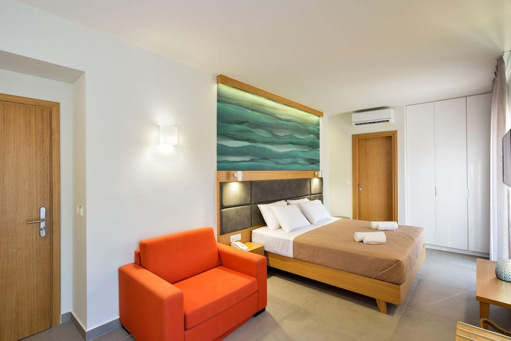 Stylish S&k 'k' Villa 200m From The Beach