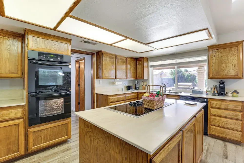 Private Hot Tub & Huge Yard: Phoenix Family Home