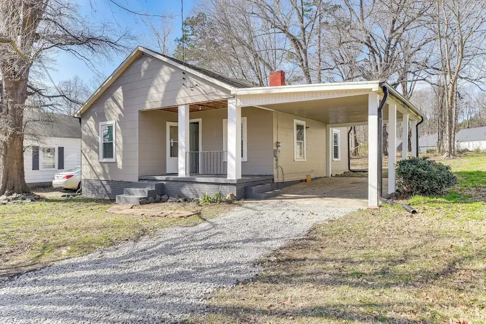 Close to Shops, Eats & Hospital: Roxboro Retreat