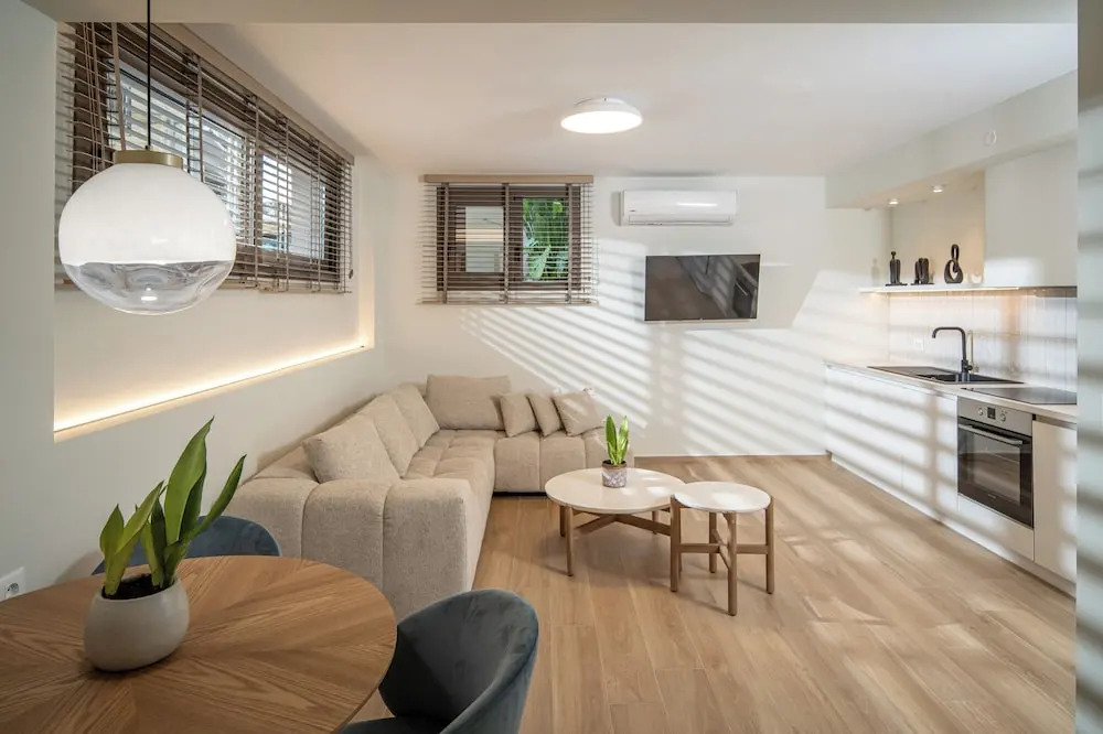 Arvacay Luxury Home