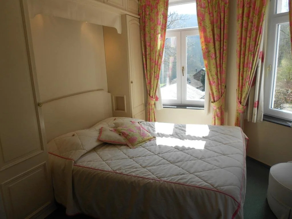 Hotels Aux Roches Fleuries