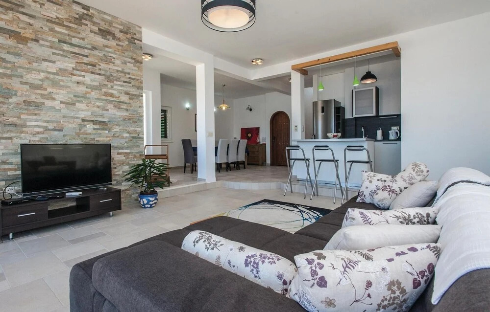 Awesome Home In Sevid