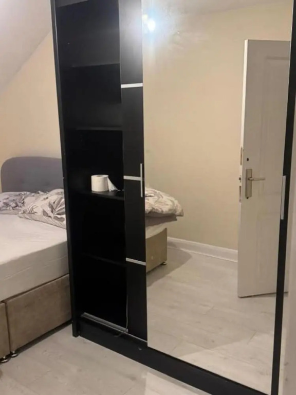 Komegloba Mega room, Moston Station