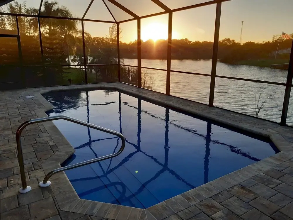 Stunning Brand NEW 3 bed Home Fabulous Pool Overlooking River
