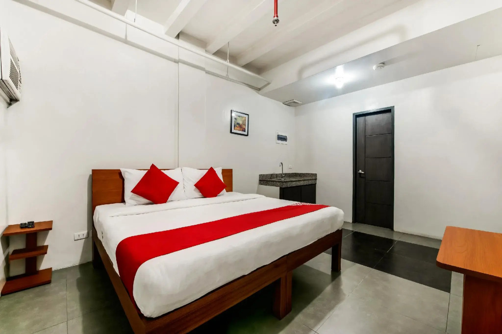 OYO 136 Regal Residences