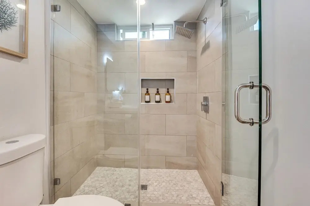 4 Mi to Sofi Stadium, Fenced Yard: Modern Retreat!
