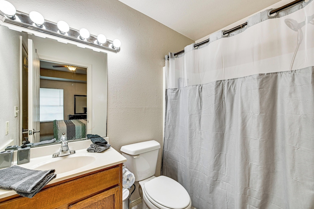 Hot Tub! Dog-friendly Gem 6 Mi to Dtwn Brownsville