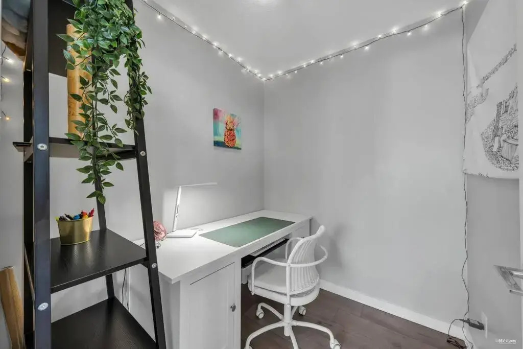 Spacious DT 2-BDR High-rise with view, pool, gym