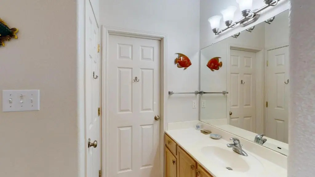 FH4 Charming 3 Bedroom Condo, Near Beach, Shared Pool