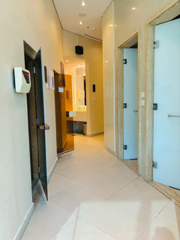 Stunning Studio Dubai with Infinity Pool and Canal View