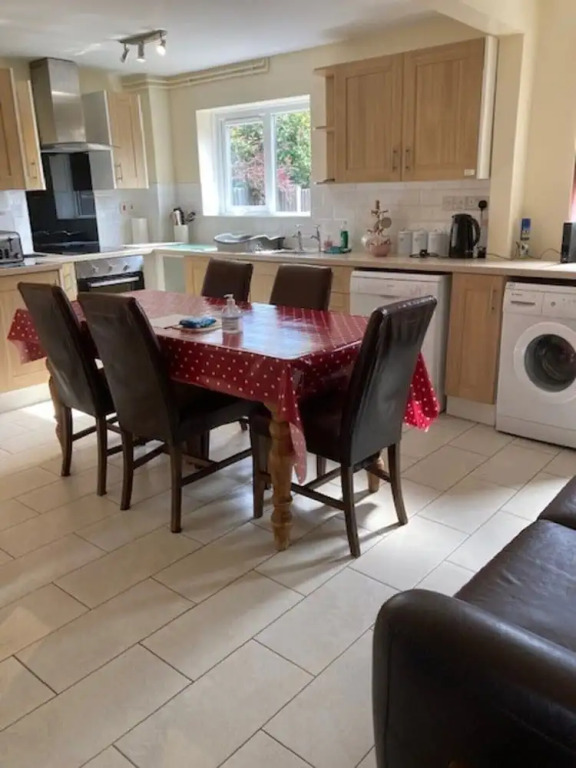 5-bed Town House in Newport