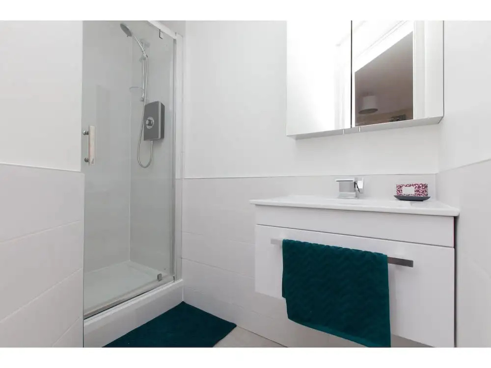 Bright 2BR Flat for 6 Near Morningside W/parking