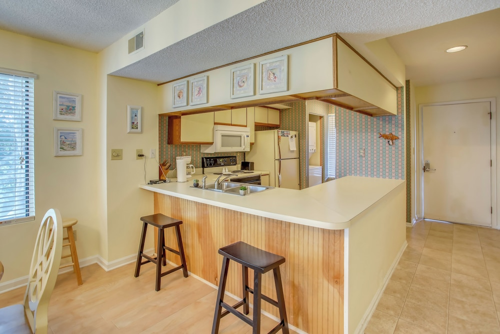 3 Blocks to Ocean: Resort Condo in Myrtle Beach!
