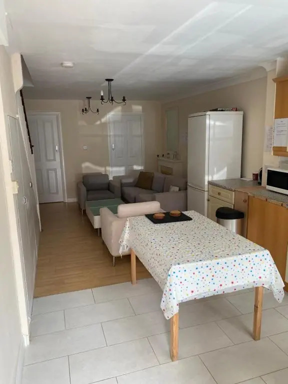 Ensuite Room near Canal