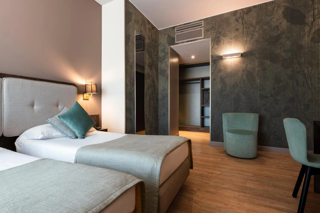 Mokinba Hotels King