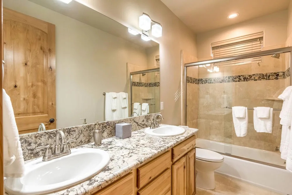 Expansive 6br W/ Hot Tub, Pool Table & 4 Balconies 6 Bedroom Home