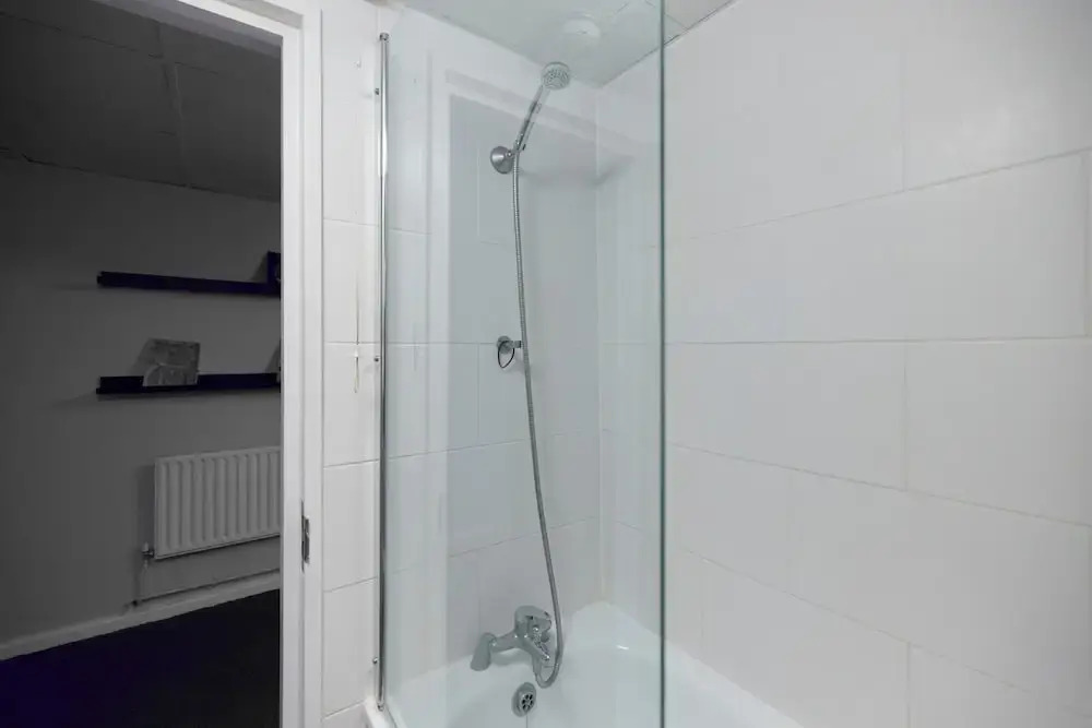 Deluxe Room 10 - Louise House Summer Youth Accommodation