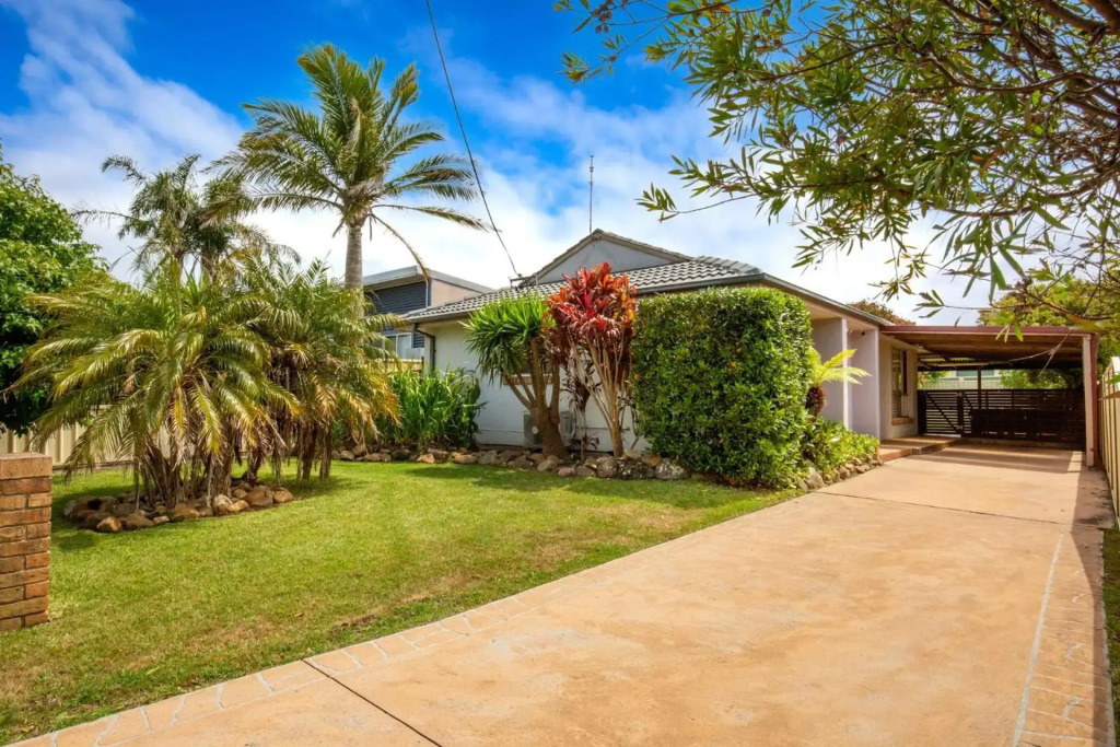 Sunbaker Beach House - 4 Mins to Beach - Pet Friendly with Fire Pit