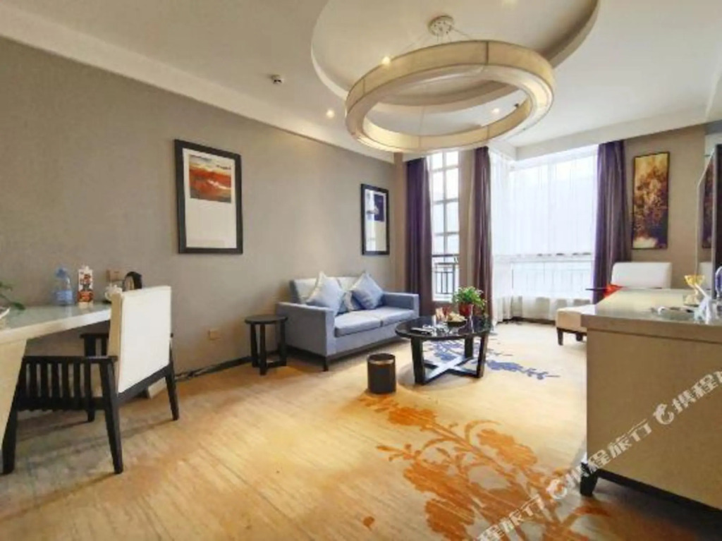 Zhongzhou Yihe Hotel (Dennis City Plaza)