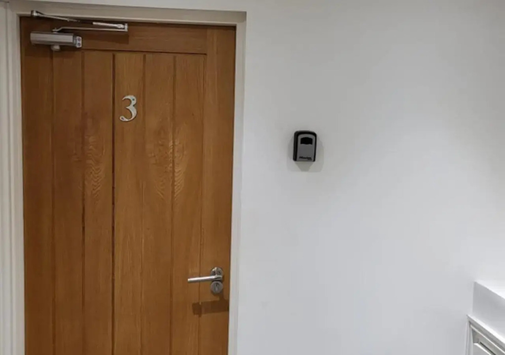 Sleeps 7 - Spacious Modern Apartment in Newbury Town Centre by JDF Property