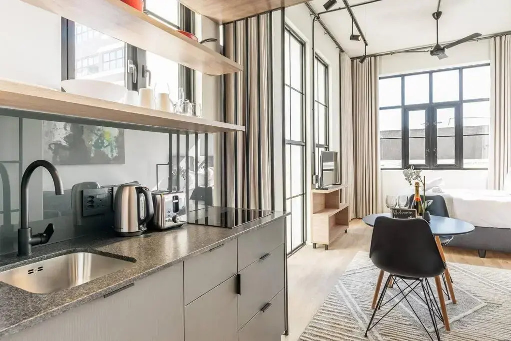 Sun filled Contemporary Apartment in The East City