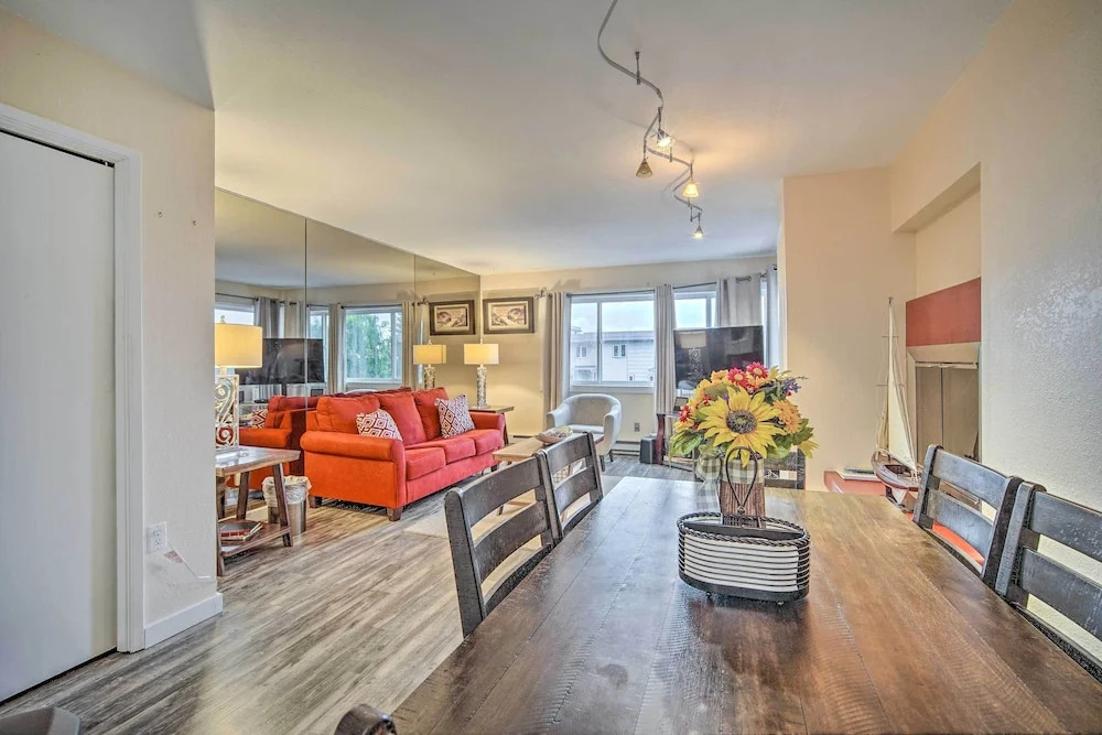 Walk to Downtown & Coast Trail: Condo in Anchorage