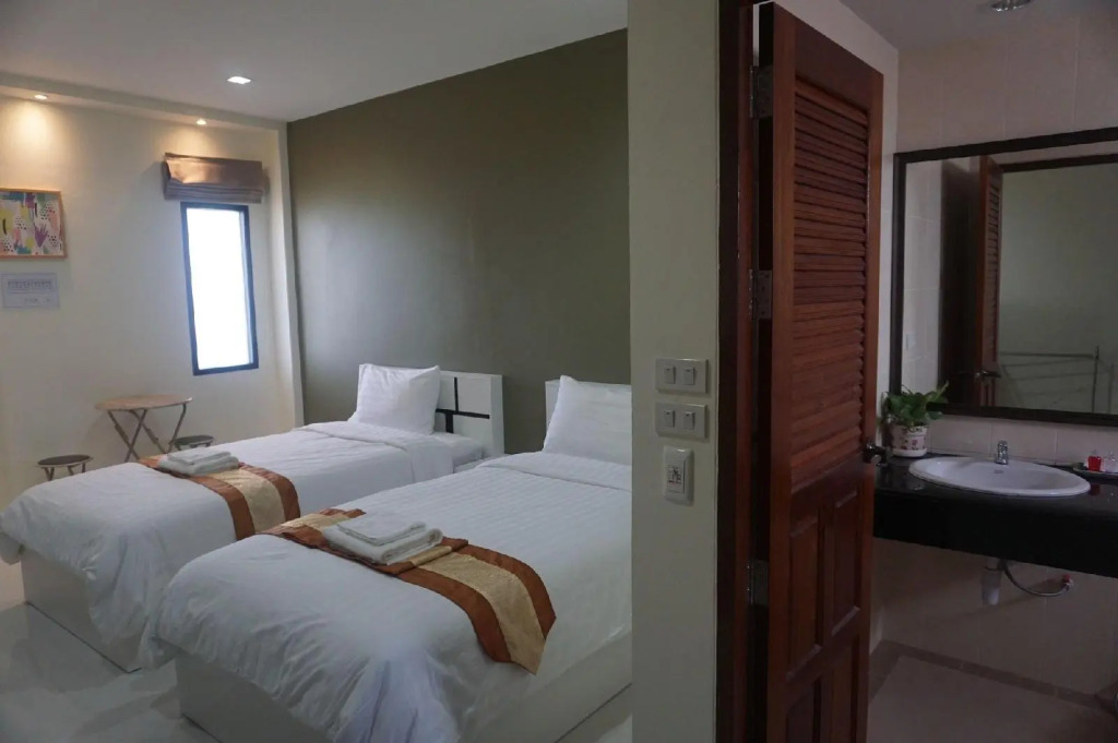 Parisa Place Hotel
