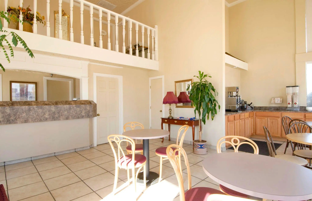 Econo Lodge Inn & Suites