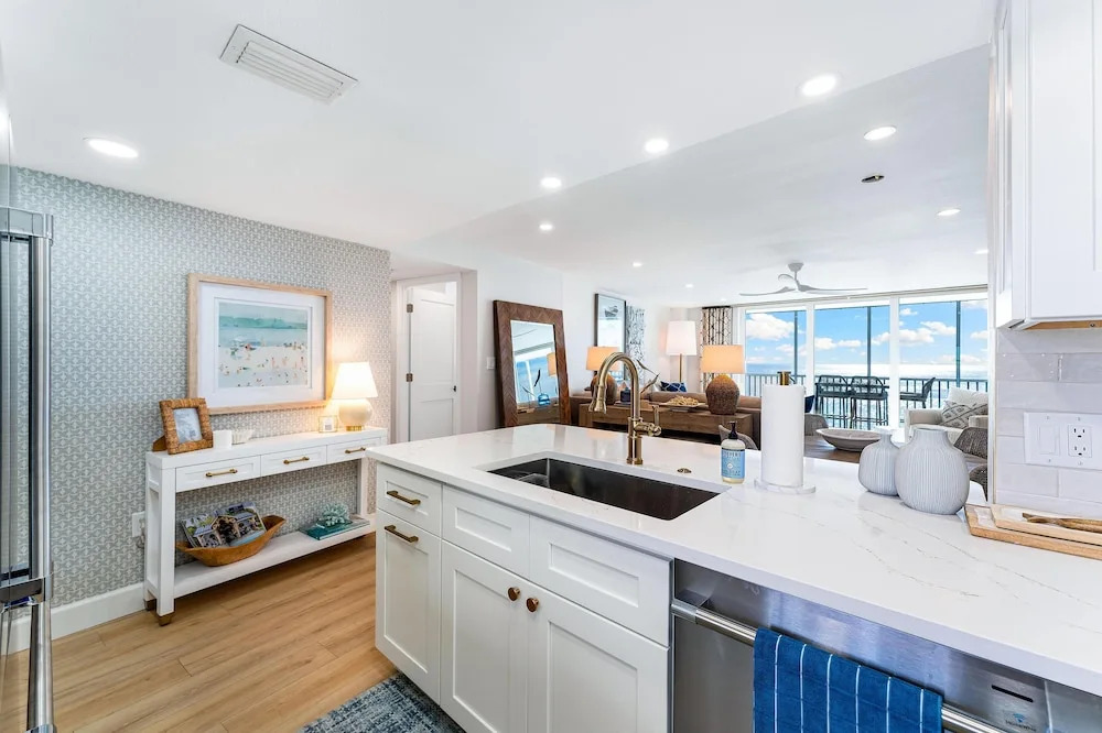 Mallory Squared by Beachside Management