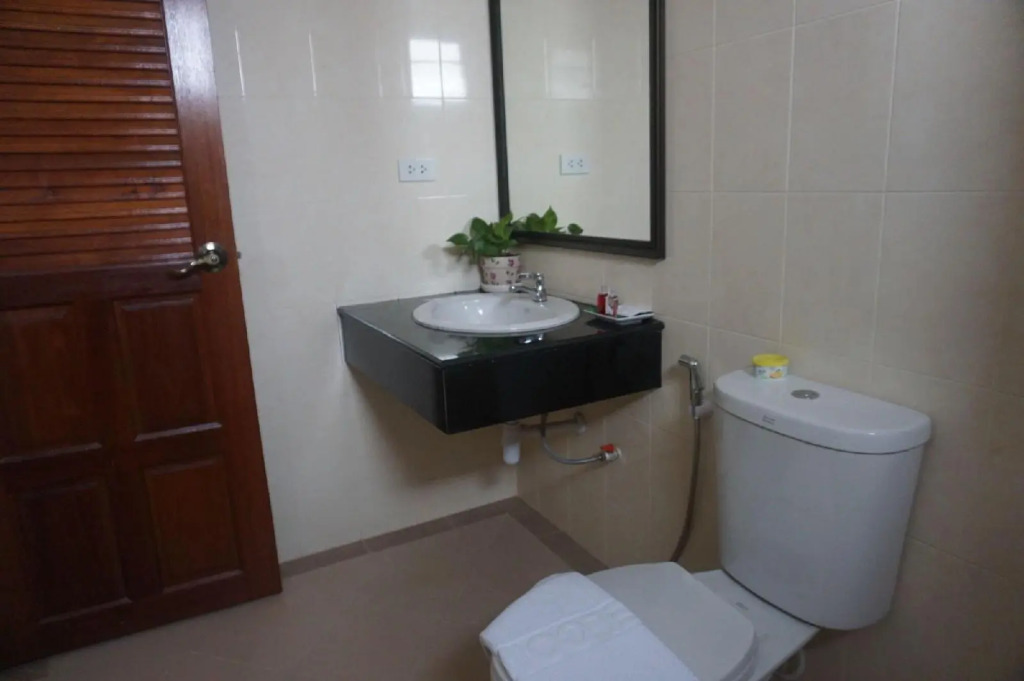Parisa Place Hotel