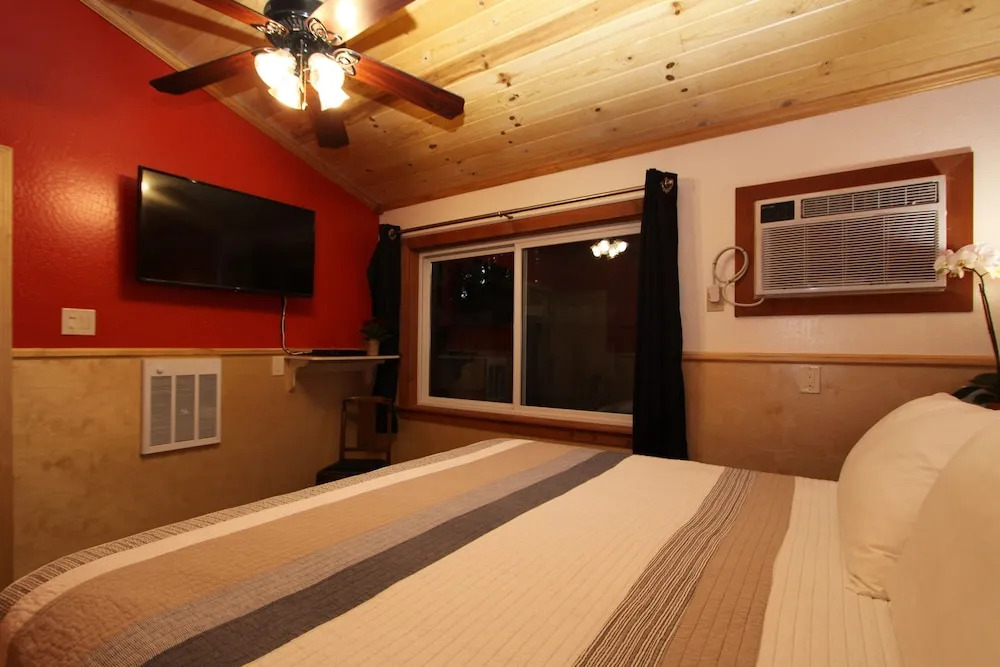The Woods Hotel - Gay LGBTQ Cabins